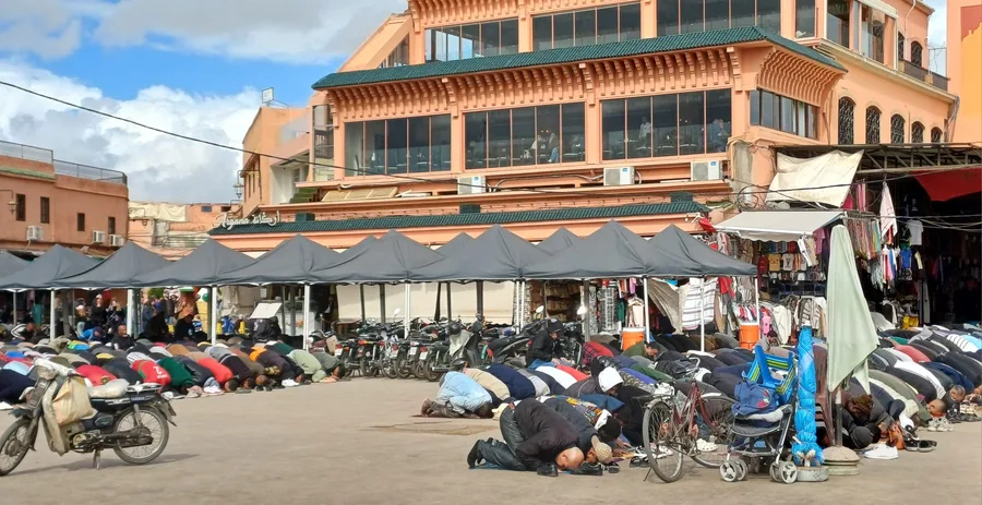 Polední modlitba trhovců